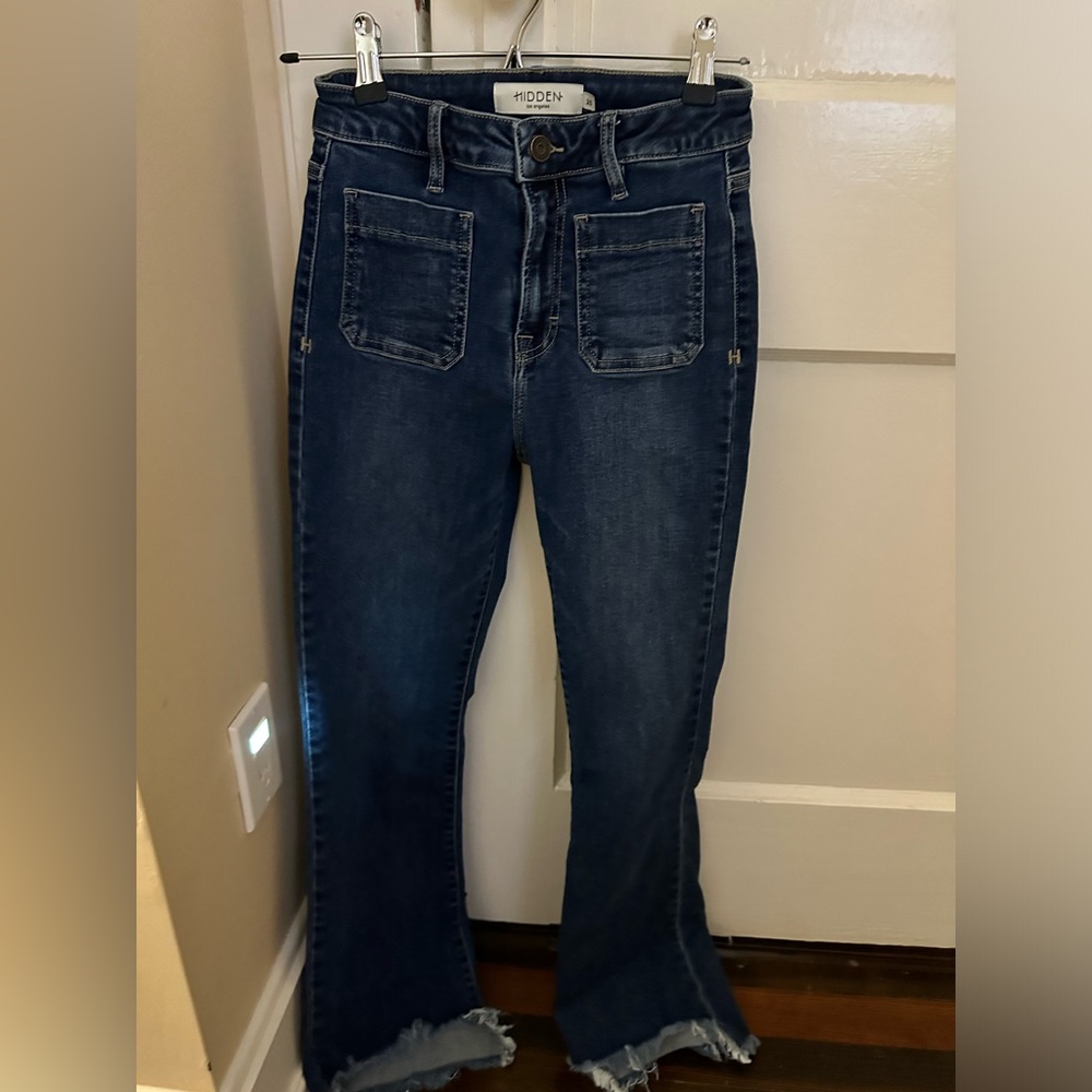 Hidden cropped jean size 25… excellent condition.. frayed bottom